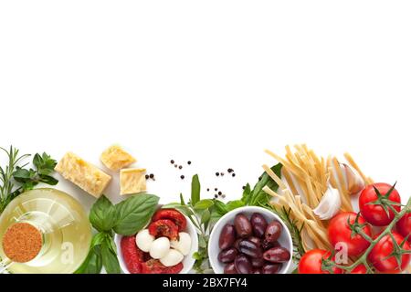 Sfondo di cibo italiano su bianco. Varietà di ingredienti, tra cui olio d'oliva, pasta, pomodori, olive, erbe, parmigiano e mozzarella. Foto Stock