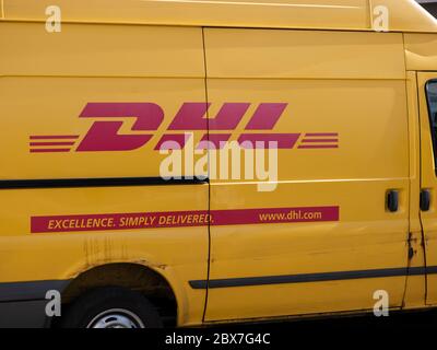 BERLINO, GERMANIA - 4 GIUGNO 2020: DHL (Small Truck of Package Delivery Company) con slogan inglese a Berlino, Germania Foto Stock