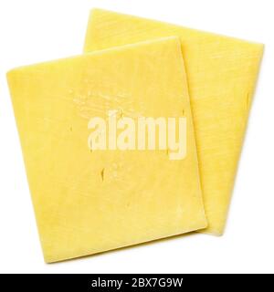 Due fette di formaggio isolate in bianco, vista dall'alto. Cheddar naturale sano. Foto Stock