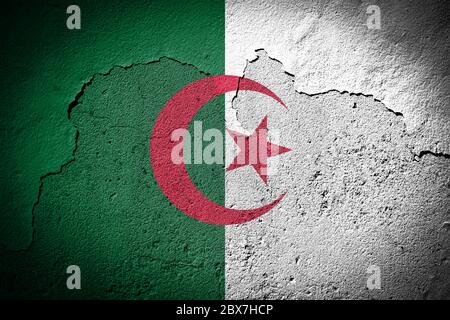 Bandiera algerina dipinta su parete grugia incrinata Foto Stock