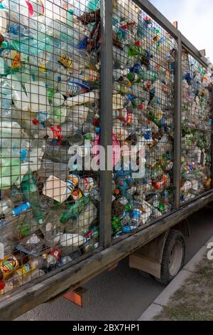 San Pietroburgo, Russia, maggio 2020: Il camion dei rifiuti trasporta gli imballaggi di prodotti alimentari e di consumo, le bottiglie vuote, le buste di plastica, le scatole di cartone, ecc. per r Foto Stock
