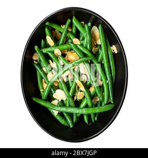 Fagioli verdi con mandorle tostate, in ciotola nera. Isolato su bianco, vista dall'alto. Foto Stock