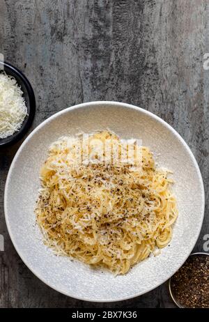 Spaghetti al pecorino e pepe. Tradizionale cacio e pepe italiano. Foto Stock