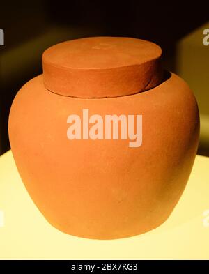 Un tradizionale vaso cinese nel museo Foto Stock