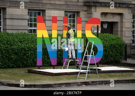 Bury, Regno Unito. 5 Giugno 2020. L'immagine mostra un cartello NHS dipinto in colori raibow fuori Bury Town Hall, Bury, UK. Credit: Jon Super/Alamy Foto Stock