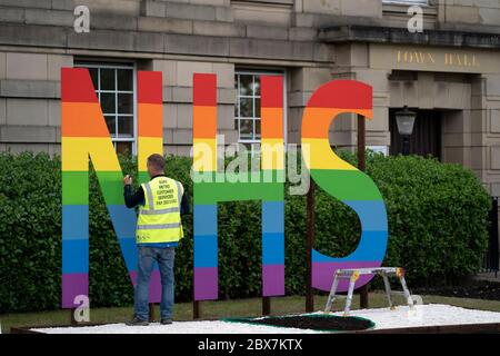 Bury, Regno Unito. 5 Giugno 2020. L'immagine mostra un cartello NHS dipinto in colori raibow fuori Bury Town Hall, Bury, UK. Credit: Jon Super/Alamy Foto Stock