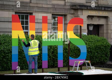 Bury, Regno Unito. 5 Giugno 2020. L'immagine mostra un cartello NHS dipinto in colori raibow fuori Bury Town Hall, Bury, UK. Credit: Jon Super/Alamy Foto Stock
