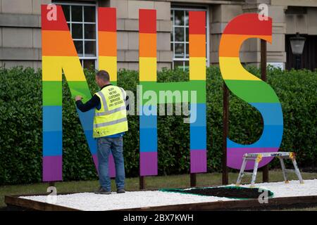 Bury, Regno Unito. 5 Giugno 2020. L'immagine mostra un cartello NHS dipinto in colori raibow fuori Bury Town Hall, Bury, UK. Credit: Jon Super/Alamy Foto Stock