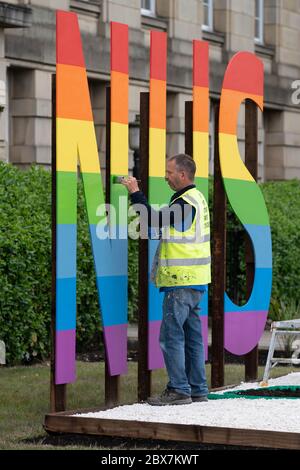 Bury, Regno Unito. 5 Giugno 2020. L'immagine mostra un cartello NHS dipinto in colori raibow fuori Bury Town Hall, Bury, UK. Credit: Jon Super/Alamy Foto Stock