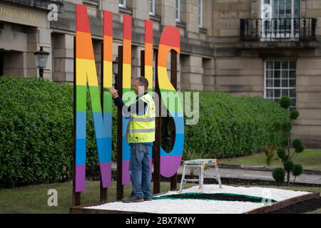 Bury, Regno Unito. 5 Giugno 2020. L'immagine mostra un cartello NHS dipinto in colori raibow fuori Bury Town Hall, Bury, UK. Credit: Jon Super/Alamy Foto Stock