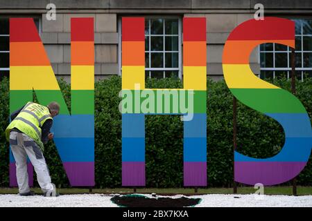 Bury, Regno Unito. 5 Giugno 2020. L'immagine mostra un cartello NHS dipinto in colori raibow fuori Bury Town Hall, Bury, UK. Credit: Jon Super/Alamy Foto Stock