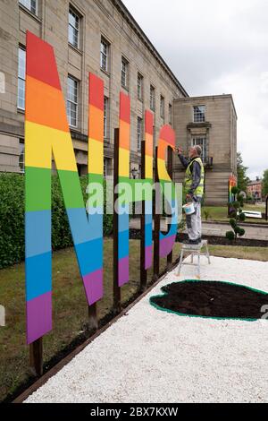 Bury, Regno Unito. 5 Giugno 2020. L'immagine mostra un cartello NHS dipinto in colori raibow fuori Bury Town Hall, Bury, UK. Credit: Jon Super/Alamy Foto Stock