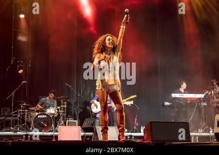 Huelva, Spagna - 6 agosto 2017: Cantante Rosario Flores, figlia di Lola Flores, Spagna, durante il concerto pubblico al festival `Colombinas` di Huelva o Foto Stock