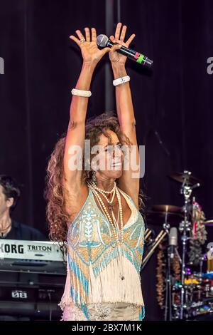 Huelva, Spagna - 6 agosto 2017: Cantante Rosario Flores, figlia di Lola Flores, Spagna, durante il concerto pubblico al festival `Colombinas` di Huelva o Foto Stock