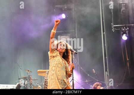 Huelva, Spagna - 6 agosto 2017: Cantante Rosario Flores, figlia di Lola Flores, Spagna, durante il concerto pubblico al festival `Colombinas` di Huelva o Foto Stock