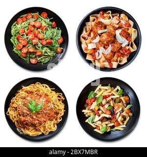 Collage di pasta su piatto nero, isolato su bianco. Vista dall'alto. Comprende spaghetti, fettuccine, penne e nastro. Foto Stock