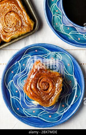 Panino appiccicoso con caffè nero Foto Stock