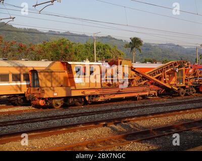 Il treno si fermò alla stazione al tramonto Foto Stock