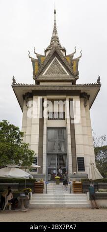 Il monumento a Choeung Ek Memorial Building, un sito di ex frutteto e campi di uccisione grave di massa delle vittime Khmer rossi vicino Phnom Pehn, Cambogia Foto Stock