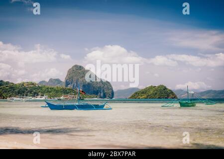 Barca tradizionale banca in acqua cristallina a Corong Beach di sabbia a El Nido, Filippine Foto Stock