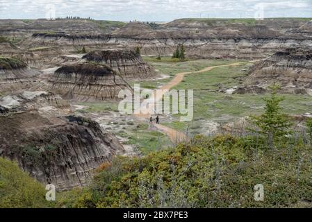 Horseshoe Canyon, Alberta, Canada. Due persone camminano lungo un sentiero nelle Badlands a ovest di Drumheller. Foto Stock