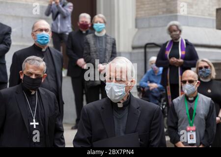 Padre MICHAEL G RYAN (centro) con altri membri del clero ascoltare il reverendo Dr. Kelle Brown parlare di sistematica disuguaglianza razziale durante una veglia alla Cattedrale di St. James a Seattle venerdì 5 giugno 2020. Clero di molte tradizioni religiose si riunì per 'UN momento di preghiera e di agnello' per pregare e osservare otto minuti, 46 secondi di silenzio in ricordo di George Floyd. Brown è il pastore principale con la chiesa di Plymouth di Seattle. Foto Stock