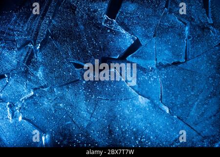 Immagine di uno sfondo blu di cubetti di ghiaccio congelato. Foto Stock