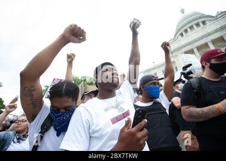 Providence, Stati Uniti. 05 giugno 2020. I manifestanti cantano slogan a una protesta contro la questione Black Lives a Providence, Rhode Island, venerdì 5 giugno 2020. In tutto il paese sono scoppiati proteste pacifiche e disordini civili in risposta all'uccisione di George Floyd da parte della polizia a Minneapolis il 25 maggio. Foto di Matthew Healey/UPI Credit: UPI/Alamy Live News Foto Stock