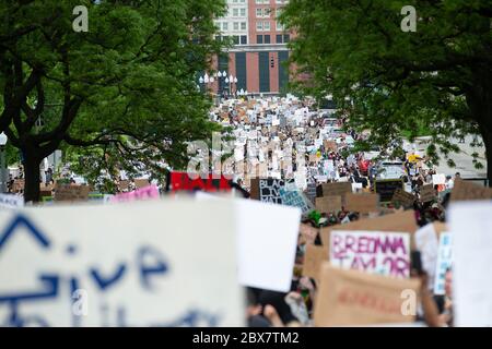 Providence, Stati Uniti. 05 giugno 2020. I dimostranti marciano pacificamente per una protesta contro la questione Black Lives a Providence, Rhode Island, venerdì 5 giugno 2020. In tutto il paese sono scoppiati proteste pacifiche e disordini civili in risposta all'uccisione di George Floyd da parte della polizia a Minneapolis il 25 maggio. Foto di Matthew Healey/UPI Credit: UPI/Alamy Live News Foto Stock