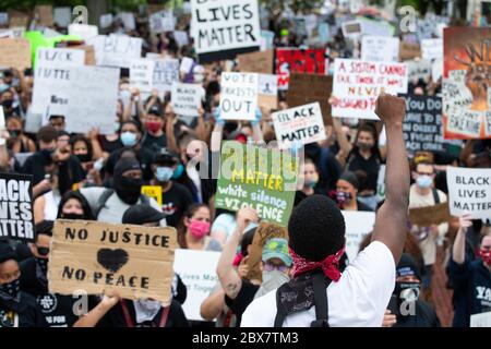 Providence, Stati Uniti. 05 giugno 2020. I manifestanti cantano slogan a una protesta contro la questione Black Lives a Providence, Rhode Island, venerdì 5 giugno 2020. In tutto il paese sono scoppiati proteste pacifiche e disordini civili in risposta all'uccisione di George Floyd da parte della polizia a Minneapolis il 25 maggio. Foto di Matthew Healey/UPI Credit: UPI/Alamy Live News Foto Stock