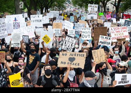 Providence, Stati Uniti. 05 giugno 2020. I dimostranti marciano pacificamente per una protesta contro la questione Black Lives a Providence, Rhode Island, venerdì 5 giugno 2020. In tutto il paese sono scoppiati proteste pacifiche e disordini civili in risposta all'uccisione di George Floyd da parte della polizia a Minneapolis il 25 maggio. Foto di Matthew Healey/UPI Credit: UPI/Alamy Live News Foto Stock