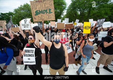 Providence, Stati Uniti. 05 giugno 2020. I manifestanti cantano ad una protesta della materia Black Lives a Providence, Rhode Island, venerdì 5 giugno 2020. In tutto il paese sono scoppiati proteste pacifiche e disordini civili in risposta all'uccisione di George Floyd da parte della polizia a Minneapolis il 25 maggio. Foto di Matthew Healey/UPI Credit: UPI/Alamy Live News Foto Stock