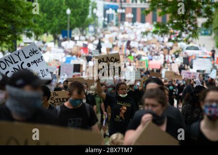 Providence, Stati Uniti. 05 giugno 2020. I dimostranti marciano pacificamente per una protesta contro la questione Black Lives a Providence, Rhode Island, venerdì 5 giugno 2020. In tutto il paese sono scoppiati proteste pacifiche e disordini civili in risposta all'uccisione di George Floyd da parte della polizia a Minneapolis il 25 maggio. Foto di Matthew Healey/UPI Credit: UPI/Alamy Live News Foto Stock