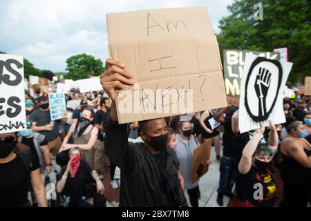 Providence, Stati Uniti. 05 giugno 2020. I manifestanti hanno fatto onda di segnali in una protesta contro la questione Black Lives a Providence, Rhode Island, venerdì 5 giugno 2020. In tutto il paese sono scoppiati proteste pacifiche e disordini civili in risposta all'uccisione di George Floyd da parte della polizia a Minneapolis il 25 maggio. Foto di Matthew Healey/UPI Credit: UPI/Alamy Live News Foto Stock