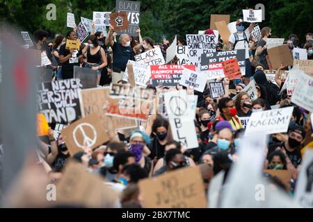 Providence, Stati Uniti. 05 giugno 2020. I manifestanti hanno fatto onda di segnali in una protesta contro la questione Black Lives a Providence, Rhode Island, venerdì 5 giugno 2020. In tutto il paese sono scoppiati proteste pacifiche e disordini civili in risposta all'uccisione di George Floyd da parte della polizia a Minneapolis il 25 maggio. Foto di Matthew Healey/UPI Credit: UPI/Alamy Live News Foto Stock