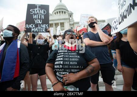 Providence, Stati Uniti. 05 giugno 2020. I manifestanti cantano slogan a una protesta contro la questione Black Lives a Providence, Rhode Island, venerdì 5 giugno 2020. In tutto il paese sono scoppiati proteste pacifiche e disordini civili in risposta all'uccisione di George Floyd da parte della polizia a Minneapolis il 25 maggio. Foto di Matthew Healey/UPI Credit: UPI/Alamy Live News Foto Stock