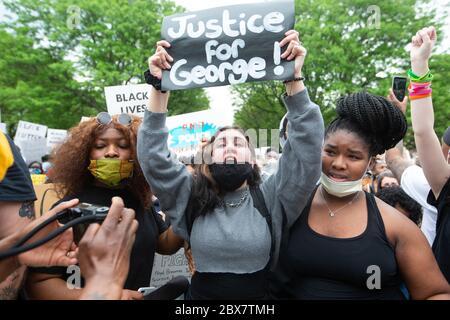 Providence, Stati Uniti. 05 giugno 2020. I manifestanti cantano slogan a una protesta contro la questione Black Lives a Providence, Rhode Island, venerdì 5 giugno 2020. In tutto il paese sono scoppiati proteste pacifiche e disordini civili in risposta all'uccisione di George Floyd da parte della polizia a Minneapolis il 25 maggio. Foto di Matthew Healey/UPI Credit: UPI/Alamy Live News Foto Stock