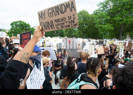 Providence, Stati Uniti. 05 giugno 2020. I manifestanti hanno fatto onda di segnali in una protesta contro la questione Black Lives a Providence, Rhode Island, venerdì 5 giugno 2020. In tutto il paese sono scoppiati proteste pacifiche e disordini civili in risposta all'uccisione di George Floyd da parte della polizia a Minneapolis il 25 maggio. Foto di Matthew Healey/UPI Credit: UPI/Alamy Live News Foto Stock