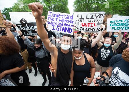 Providence, Stati Uniti. 05 giugno 2020. I manifestanti cantano slogan a una protesta contro la questione Black Lives a Providence, Rhode Island, venerdì 5 giugno 2020. In tutto il paese sono scoppiati proteste pacifiche e disordini civili in risposta all'uccisione di George Floyd da parte della polizia a Minneapolis il 25 maggio. Foto di Matthew Healey/UPI Credit: UPI/Alamy Live News Foto Stock