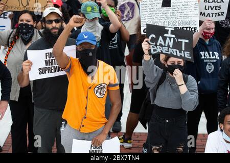 Providence, Stati Uniti. 05 giugno 2020. I dimostranti marciano pacificamente per una protesta contro la questione Black Lives a Providence, Rhode Island, venerdì 5 giugno 2020. In tutto il paese sono scoppiati proteste pacifiche e disordini civili in risposta all'uccisione di George Floyd da parte della polizia a Minneapolis il 25 maggio. Foto di Matthew Healey/UPI Credit: UPI/Alamy Live News Foto Stock