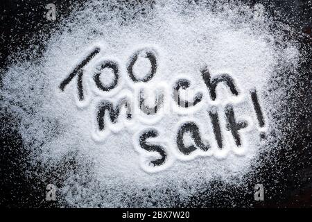 Parole 'troppo sale', avvertenza di consumo eccessivo. Foto Stock