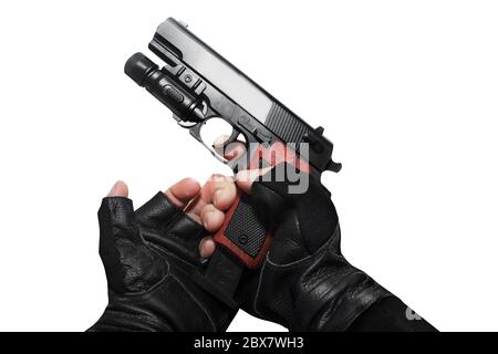 Mani in pelle guanti ricarica di una pistola clip prima persona visualizzare foto isolata. Foto Stock