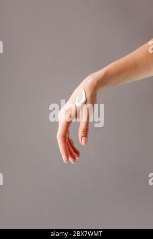 Cura della pelle delle mani. Closeup di belle mani di donna con manicure leggera sui chiodi . Crema per mani e trattamenti, banner per l'industria della bellezza, wellness spa sa Foto Stock