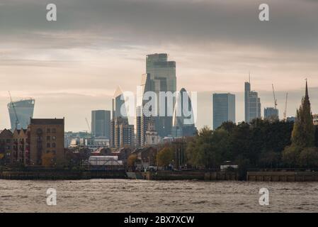 Vista della città di Londra con i famosi edifici sul Tamigi Foto Stock