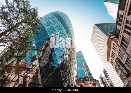 L'iconico edificio 30 St Mary Axe (il Gherkin) nella città di Londra Foto Stock