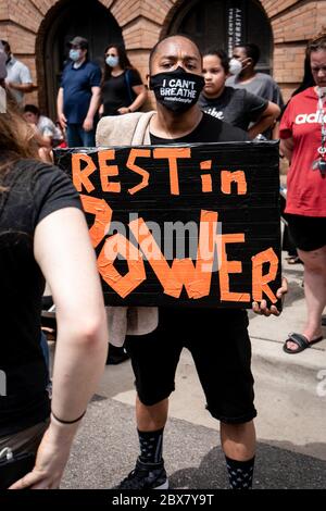 Minneapolis, Minnesota / USA - Giugno 04 2020: Il protestore Black Lives Matter tiene un cartello per la giustizia al George Floyd Family Memorial Service dopo minne Foto Stock