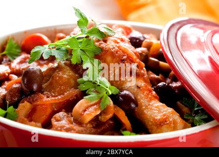 Cacciatore di pollo in una pentola rossa di coccodrillo, pronto a servire. DOF. Bassa Foto Stock