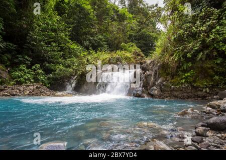 Aguilar Blue Waterfall, Sensoria, riserva tropicale della foresta pluviale, Rincon de la Vieja, Provincia de Alajuela, Costa Rica Foto Stock