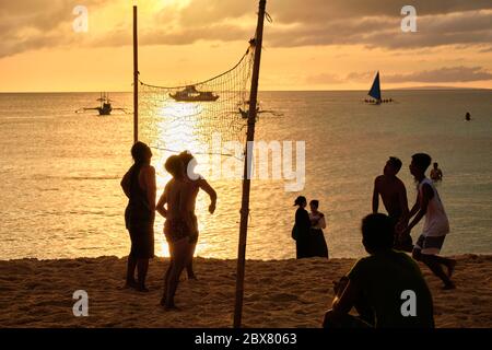 Boracay, Filippine - 23 gennaio 2020: Tramonto sull'isola di Boracay. Gli abitanti del posto giocano a Beach volley al tramonto Foto Stock