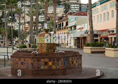 Negozi lungo il lungomare sull'isola di Catalina, California Foto Stock